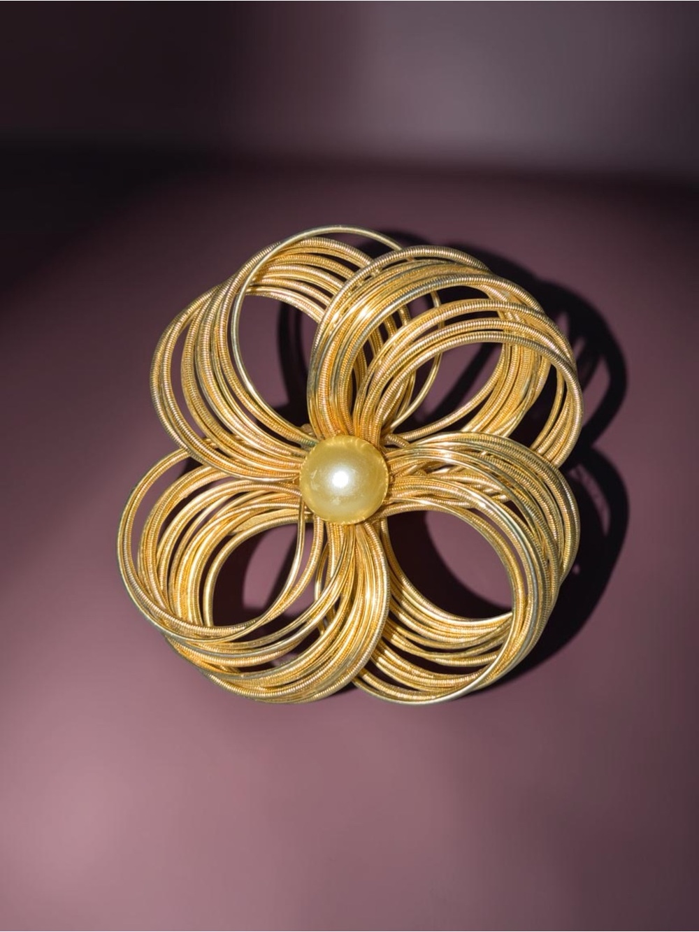 🌼 Vintage Gold-Tone Coiled Wire Flower Brooch with Faux Pearl